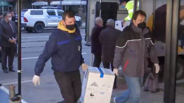 Пристигат първите ваксини срещу COVID-19 в България (СНИМКИ)